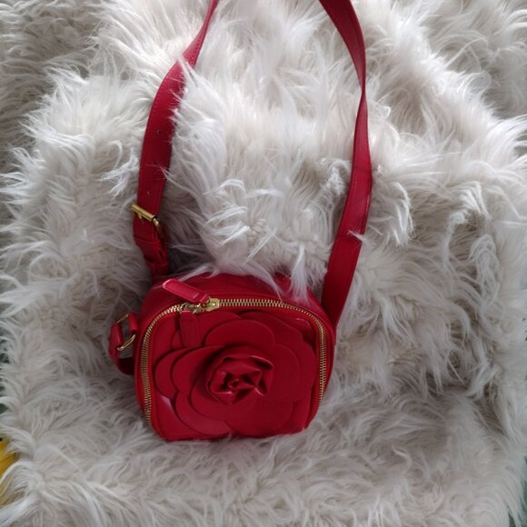 Disney iLY 4EVER Red Rose Crossbody Bag Faux Leather Floral Camera Bag - Picture 2 of 10